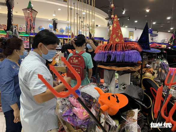 Halloween đã tăng độ nóng, hàng Trung Quốc vẫn áp đảo - Ảnh 1.