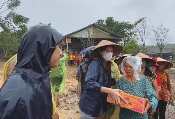 Thủy Tiên nhận đến 150 tỉ, tiếp tục trao tiền mặt, xây nhà cho vùng lũ - Ảnh 1.