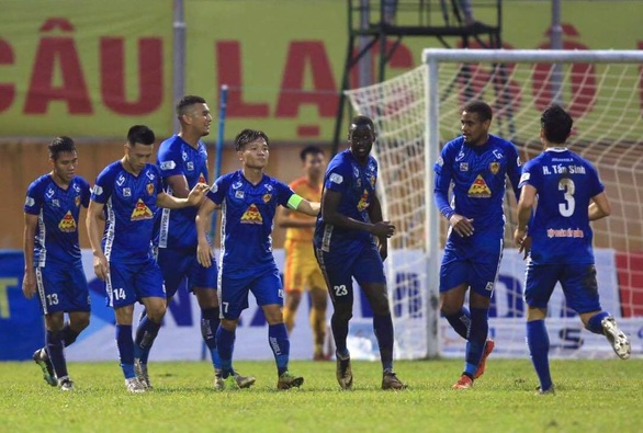 V-League liệu có bóng đá ân tình? - Ảnh 4. V-League liệu có bóng đá ân tình? - Ảnh 4.