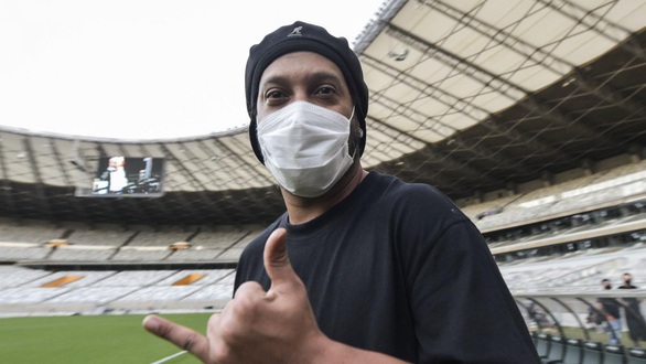 Huyền thoại Ronaldinho nhiễm COVID-19 - Ảnh 1. Huyền thoại Ronaldinho nhiễm COVID-19 - Ảnh 1.