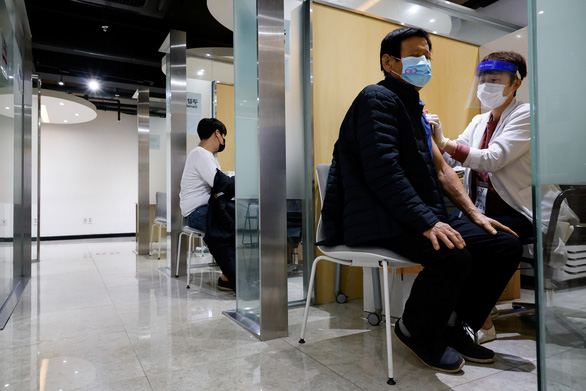 Singapore ngừng sử dụng 2 loại vắcxin cúm do lo ngại các ca tử vong ở Hàn Quốc - Ảnh 1.