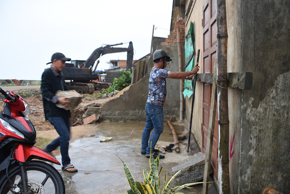 Trực thăng sẵn sàng cất cánh tại sân bay Tuy Hòa - Ảnh 3.