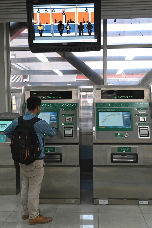 Dân Pakistan lần đầu được đi metro do Trung Quốc xây dựng - Ảnh 6.