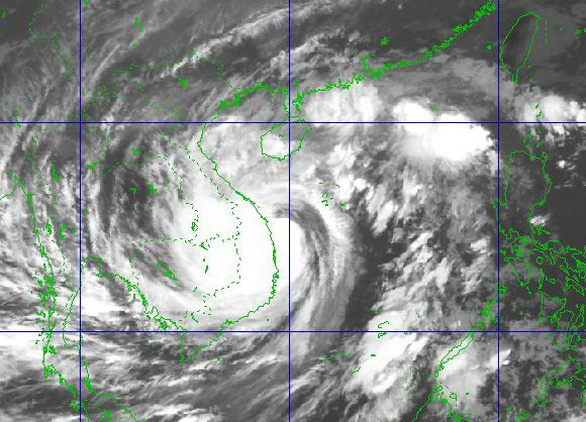 8h sáng nay 28-10, bão số 9 giảm cấp, cách Quảng Ngãi 85km - Ảnh 2.