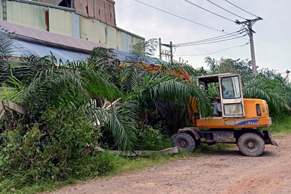 Cưỡng chế, tháo dỡ công trình vi phạm trong cụm công nghiệp Phước Tân - Ảnh 1.