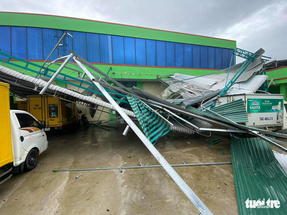 Bão vô Quảng Ngãi: Cổng chào bằng thép, cây xanh ngã đổ - Ảnh 3.