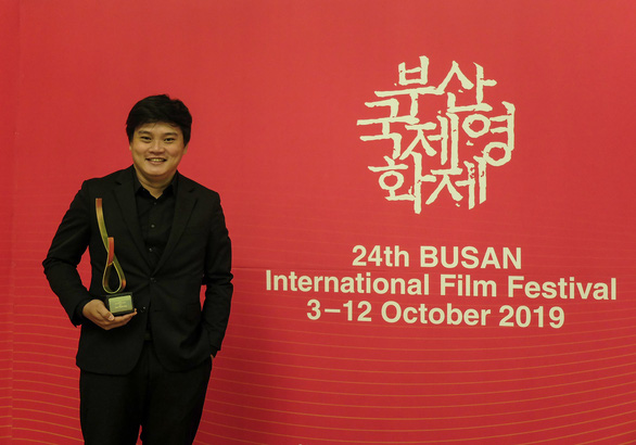 Đạo diễn 'Ròm' đoạt giải 10.000 USD của chợ dự án phim ở Busan