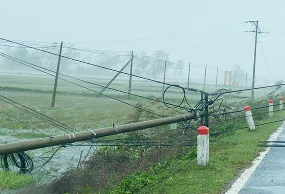 Mất điện diện rộng từ Đà Nẵng tới Phú Yên do bão - Ảnh 1.