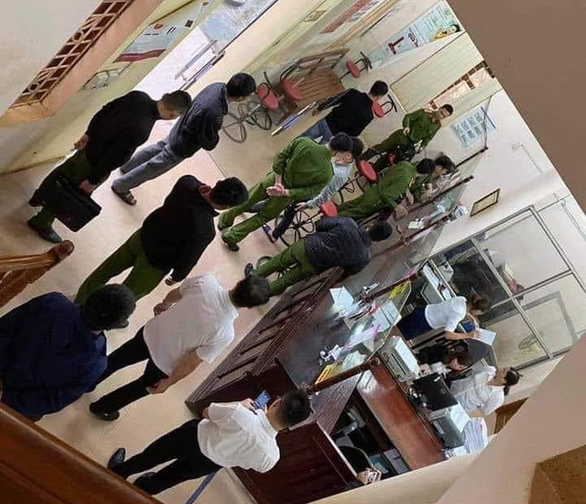 Người mặc áo mưa, đeo khẩu trang cướp 200 triệu của chi nhánh Ngân hàng Agribank - Ảnh 1. Người mặc áo mưa, đeo khẩu trang cướp 200 triệu của chi nhánh Ngân hàng Agribank - Ảnh 1.