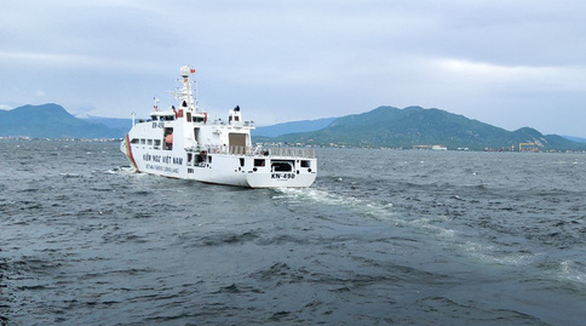 The fishing boat has reached the location of 2 Binh Dinh fishing boats in distress at sea - Photo 1.