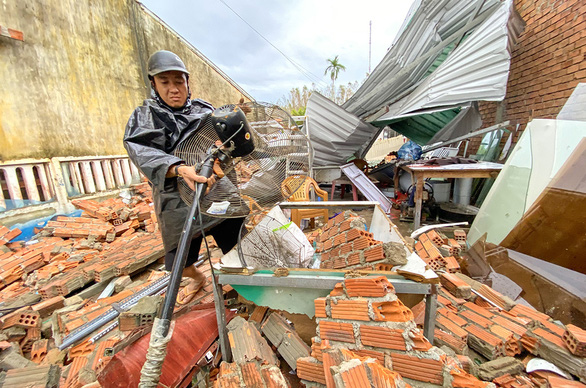 Hãy cùng Tuổi Trẻ dựng lại mái nhà cho vùng bão lũ - Ảnh 1.