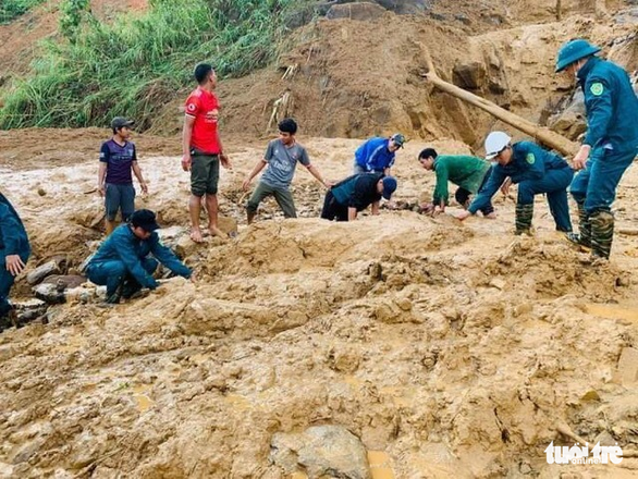 Vụ lở núi ở Phước Sơn: Đã tìm thấy 5 thi thể, bộ đội tạm dừng đến hiện trường - Ảnh 8.