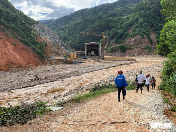 Vụ lở núi ở Phước Sơn: Đã tìm thấy 5 thi thể, bộ đội tạm dừng đến hiện trường - Ảnh 9. Vụ lở núi ở Phước Sơn: Đã tìm thấy 5 thi thể, bộ đội tạm dừng đến hiện trường - Ảnh 9.
