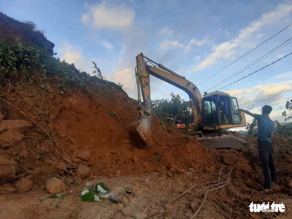 Tư lệnh Quân khu 5 cùng 200 chiến sĩ vào nơi sạt lở vùi lấp 50 người dân - Ảnh 1.