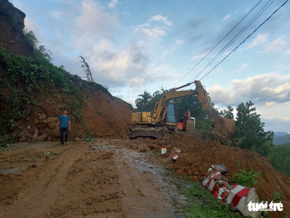 Tư lệnh Quân khu 5 cùng 200 chiến sĩ vào nơi sạt lở vùi lấp 50 người dân - Ảnh 4.