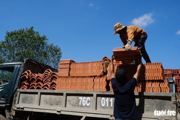 Người dân Quảng Ngãi rồng rắn đi mua ngói lợp lại nhà, ngói cháy hàng - Ảnh 9.