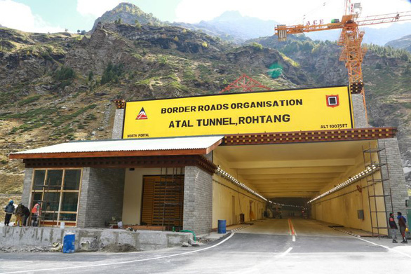Ấn Độ khánh thành đường hầm rút ngắn đường tới biên giới với Trung Quốc - Ảnh 1.