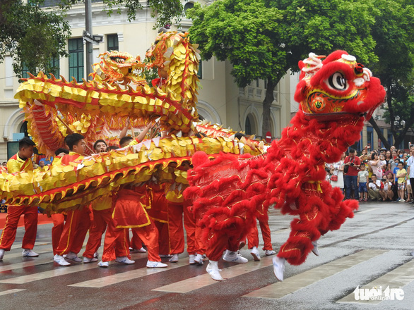 Hà Nội đắm mình trong không gian lễ hội mừng 1010 năm tuổi - Ảnh 1.