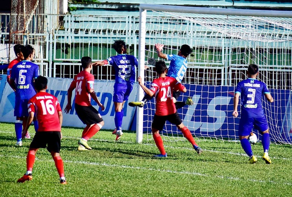 Công Thành đá hỏng phạt đền khiến Đồng Tháp rớt hạng - Ảnh 2. Công Thành đá hỏng phạt đền khiến Đồng Tháp rớt hạng - Ảnh 2.