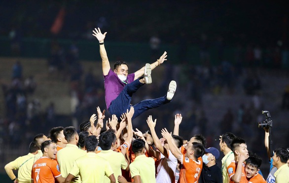 Bình Định đoạt vé thăng hạng V-League - Ảnh 4. Bình Định đoạt vé thăng hạng V-League - Ảnh 4.