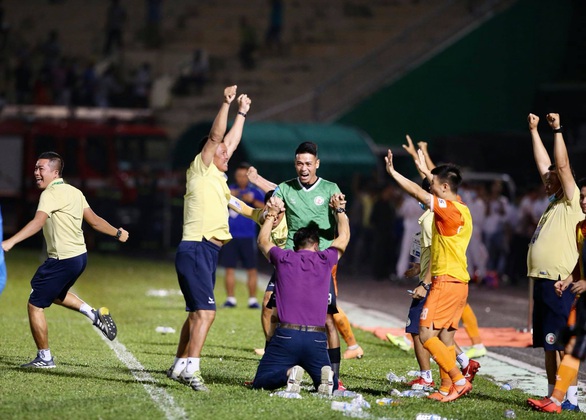 Bình Định đoạt vé thăng hạng V-League - Ảnh 3. Bình Định đoạt vé thăng hạng V-League - Ảnh 3.