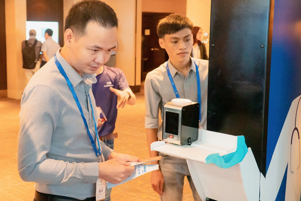 Start-up Việt trình làng máy đo thân nhiệt thông minh - Ảnh 1. Start-up Việt trình làng máy đo thân nhiệt thông minh - Ảnh 1.