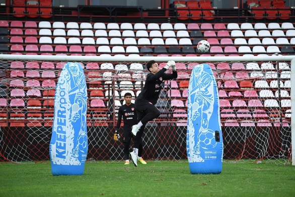 Sân mất điện, trận đấu của Văn Lâm cùng Muangthong United bị hoãn - Ảnh 2. Sân mất điện, trận đấu của Văn Lâm cùng Muangthong United bị hoãn - Ảnh 2.