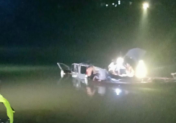 Chong đèn kiếm người trong chiếc ôtô húc lan can cầu rơi xuống sông - Ảnh 2.