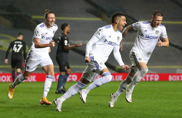 Thủ môn mắc sai lầm, Man City phải chia điểm với Leeds - Ảnh 2. Thủ môn mắc sai lầm, Man City phải chia điểm với Leeds - Ảnh 2.