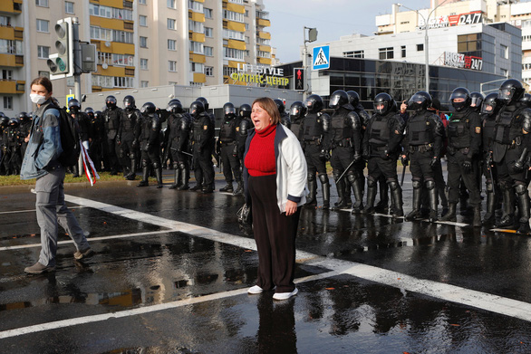Hàng chục ngàn người lại biểu tình ở Minsk, cảnh sát giải tán bằng vòi rồng - Ảnh 3.