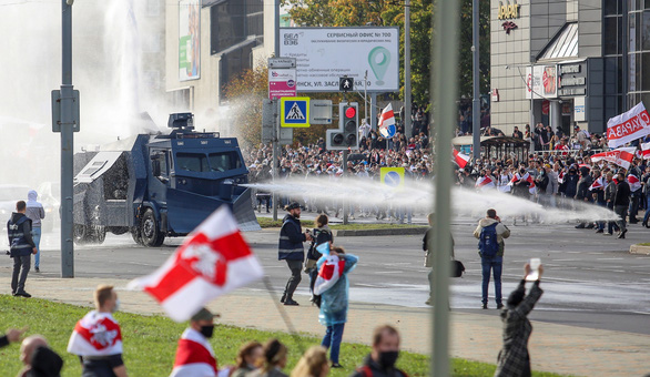 Hàng chục ngàn người lại biểu tình ở Minsk, cảnh sát giải tán bằng vòi rồng - Ảnh 1.