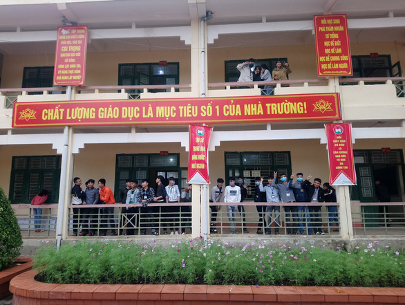 Hàng trăm giáo viên THPT ở Thanh Hóa mòn mỏi chờ quyết định tuyển dụng - Ảnh 2.