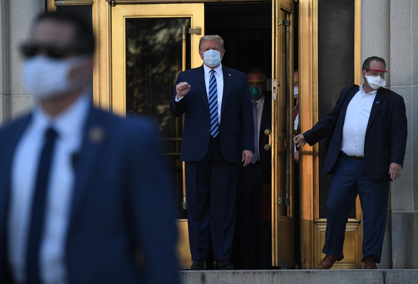 Mr. Trump released from the hospital raised a strong fist, claiming to be better than 20 years ago - Photo 4.