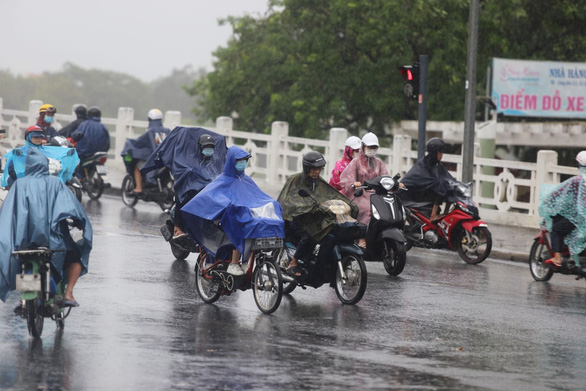 Miền Trung đón hai đợt mưa lớn kéo dài, khả năng lũ cao - Ảnh 4.