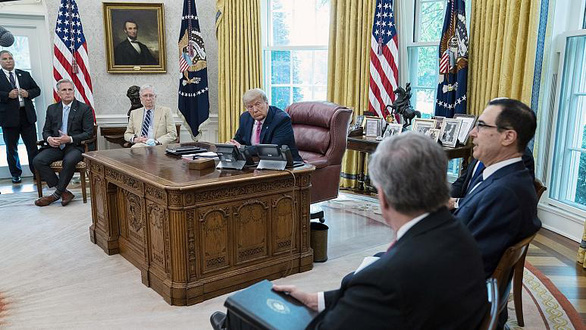 Ông Trump dừng đàm phán với đảng Dân chủ về dự luật cứu trợ giảm tác động của COVID-19  - Ảnh 1.