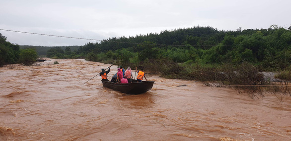 Dùng chài lưới tìm kiếm hai cha con mất tích khi qua đập tràn ở Gia Lai - Ảnh 1.