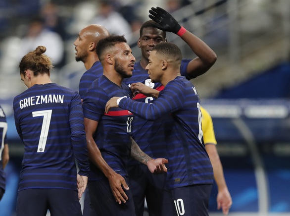Lập cú đúp trong trận thắng Ukraine, Giroud qua mặt Platini - Ảnh 2. Lập cú đúp trong trận thắng Ukraine, Giroud qua mặt Platini - Ảnh 2.