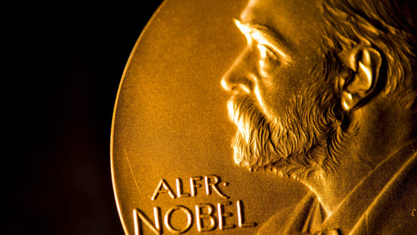 Công bố Nobel Văn chương 2020: Nữ thi sĩ người Mỹ Louise Glück thắng giải - Ảnh 3.