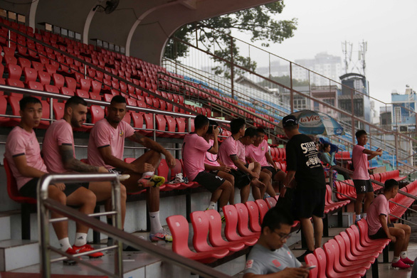 Ra sân Thống Nhất, cầu thủ Hồng Lĩnh Hà Tĩnh lên khán đài... ngắm mưa - Ảnh 6.