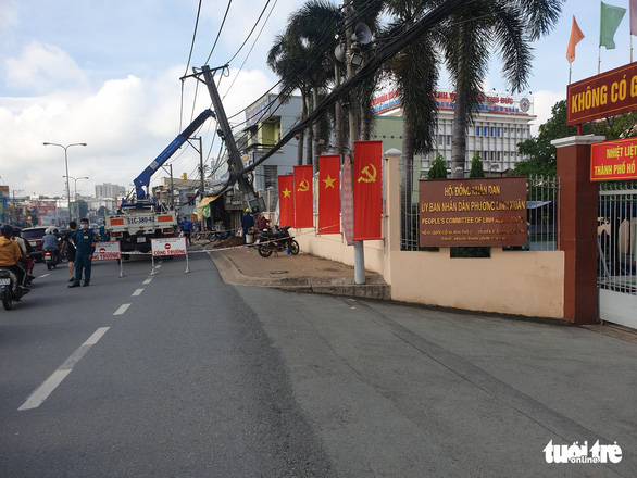 Trộm lái ô tô lao vào công an, tông nghiêng cột điện ở Thủ Đức - Ảnh 4.