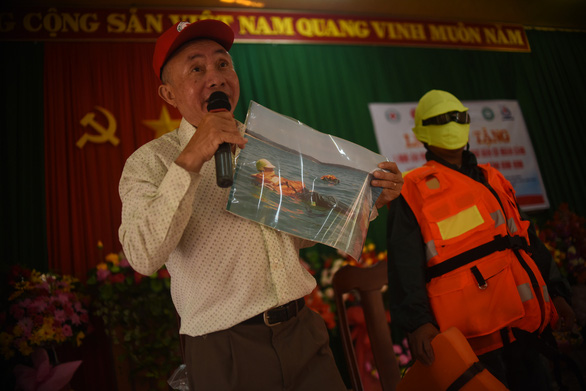 Ngư dân Bình Định đón nhận 1.000 áo phao cứu sinh từ phu nhân nguyên Chủ tịch nước - Ảnh 3.