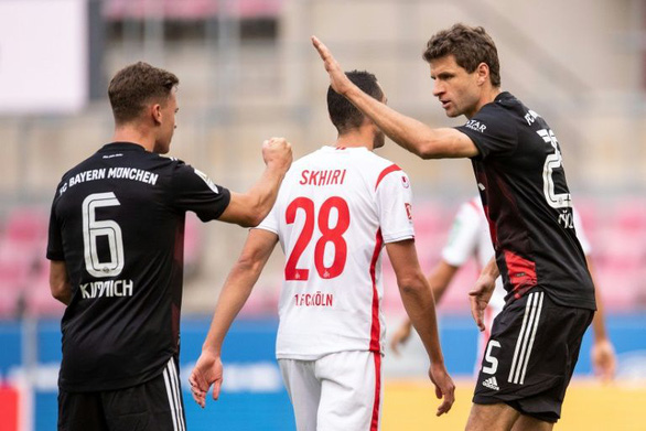 Lãnh bàn thua vì VAR, Bayern Munich vẫn thắng sát nút và lên đầu bảng - Ảnh 2. Lãnh bàn thua vì VAR, Bayern Munich vẫn thắng sát nút và lên đầu bảng - Ảnh 2.