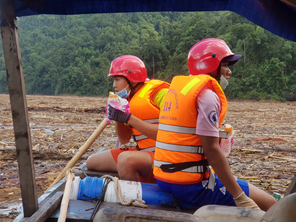 Quần thảo trên sông tìm kiếm người mất tích Trà Leng - Ảnh 4.