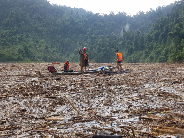 Quần thảo trên sông tìm kiếm người mất tích Trà Leng - Ảnh 5.