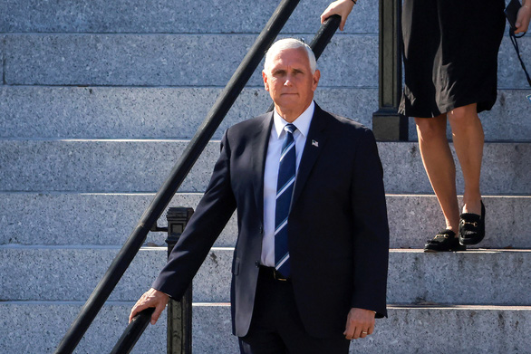 Phó tổng thống Mỹ Mike Pence đi nghỉ mát giữa lúc nước sôi lửa bỏng - Ảnh 1.