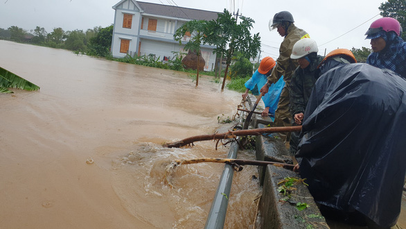 Phú Yên: đi xem nước lũ, 1 người bị cuốn mất tích - Ảnh 1.