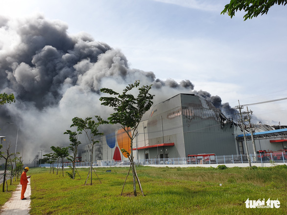 Đang cháy lớn tại Công ty Cầu Tre trong khu công nghiệp Hiệp Phước - Ảnh 6.