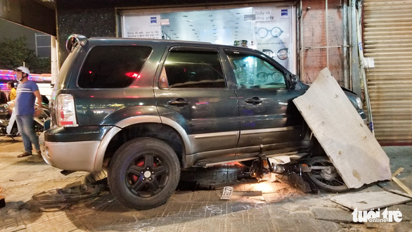 TP.HCM: xe hơi tông hàng loạt xe máy, ít nhất 4 người bị thương - Ảnh 4.