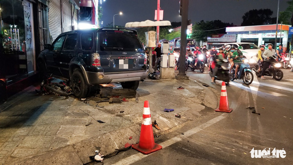 TP.HCM: xe hơi tông hàng loạt xe máy, ít nhất 4 người bị thương - Ảnh 2.