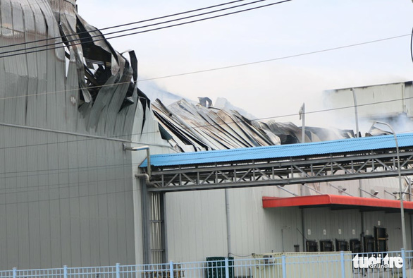 Đang cháy lớn tại Công ty Cầu Tre trong khu công nghiệp Hiệp Phước - Ảnh 7.
